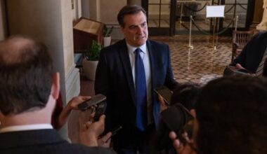 Business as usual: Lawmakers pass 2nd one-week budget extender