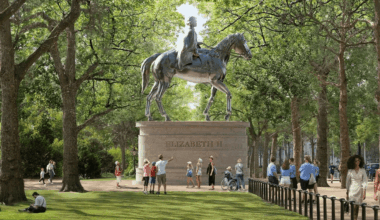 Millionaires lose battle to block sculpture tribute to Queen Elizabeth II