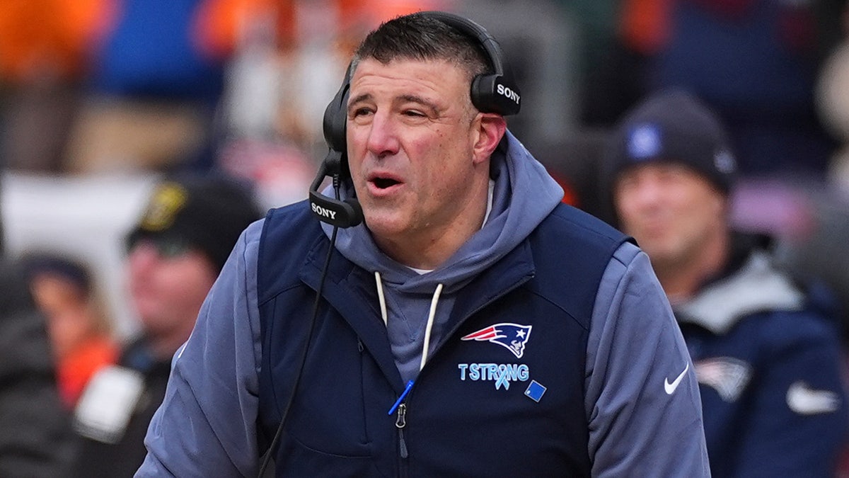 New England Patriots head coach Mike Vrabel watching the game on the sideline