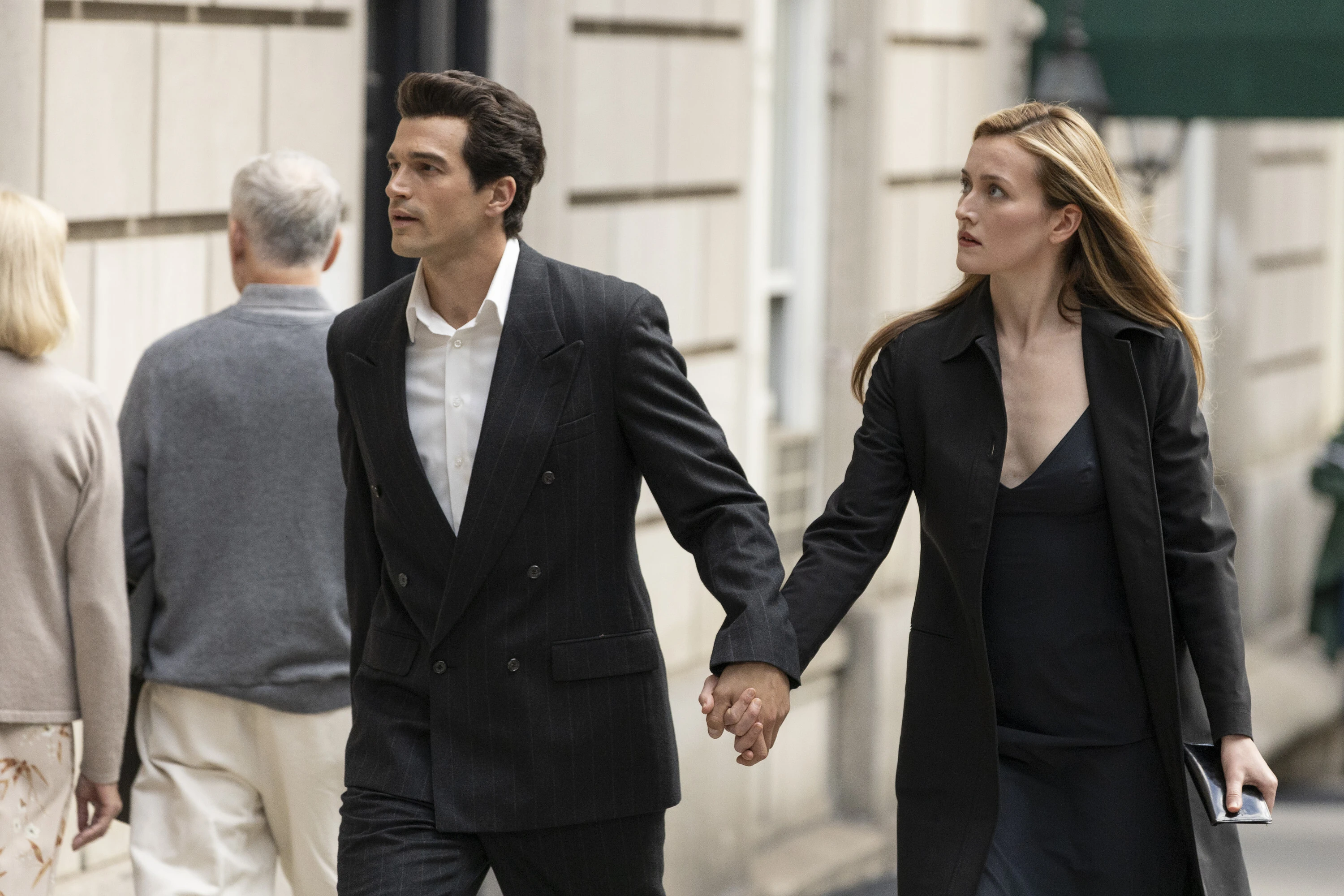 Screenshorts of Carolyn and JFK Jr. on NYC streets in FX’s Love Story: John F. Kennedy Jr. & Carolyn Bessette