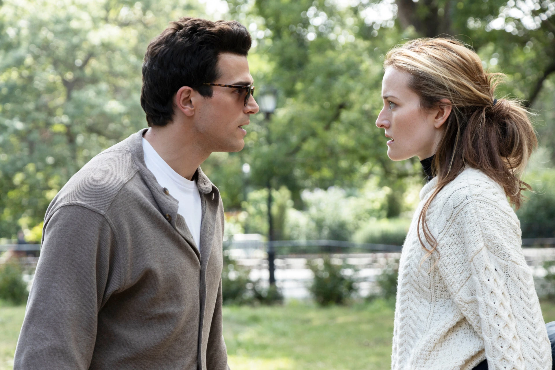 Screenshorts of Carolyn and JFK Jr. on NYC streets in FX’s Love Story: John F. Kennedy Jr. & Carolyn Bessette