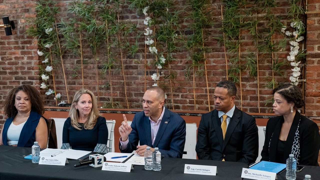 House Minority Leader Hakeem Jeffries in Elmont backing bipartisan bill extending TPS to Haitians in U.S.