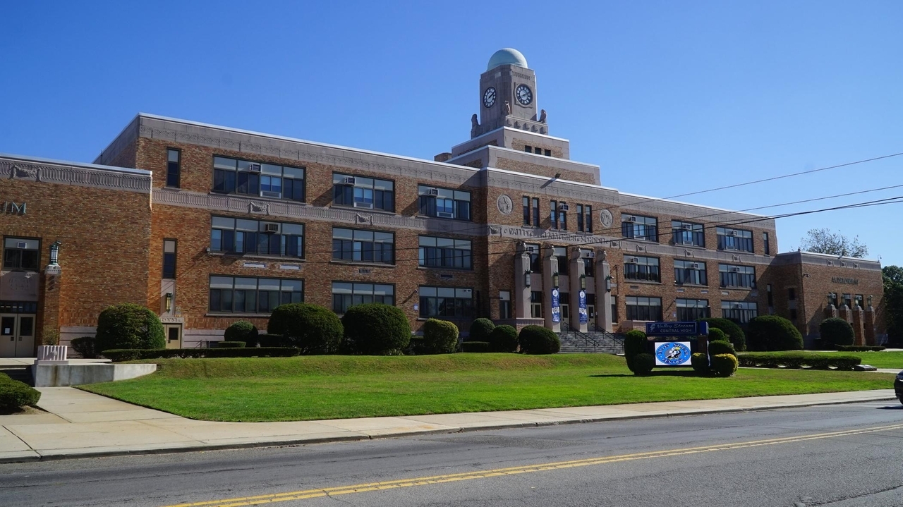 Valley Stream Central High School principal Candace Hugee resigns amid dispute with district