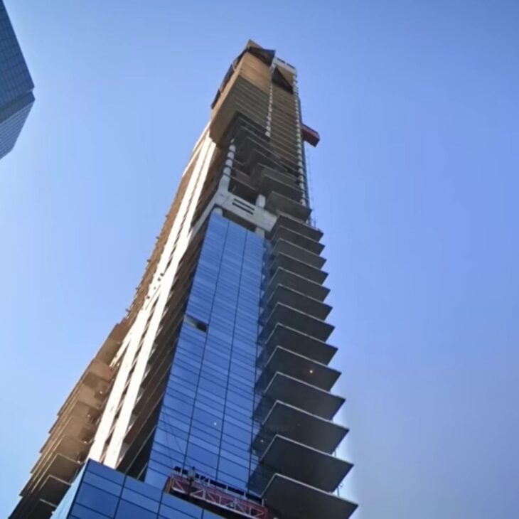 The One Seaport skyscraper in Manhattan is tilted 8 cm after savings on the foundation. Fortis is accused and glass panels are removed. The building remains empty.