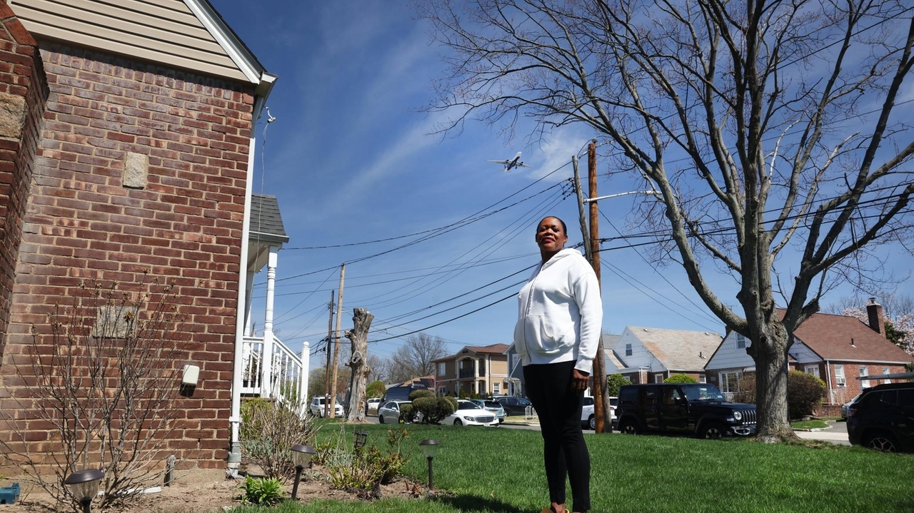 Living in JFK, LaGuardia flight paths might be noisy, but it's not a dealbreaker for buyers