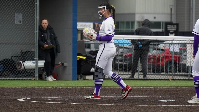 Softball Splits Doubleheader Against Manhattan