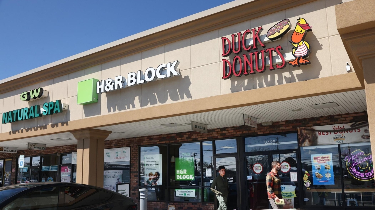 Garden City Park: LIRR stop, park upgrades, shopping, history draw buyers