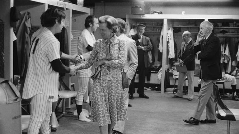 New York Mets pitcher Tom Seaver, left, greets Mets president...