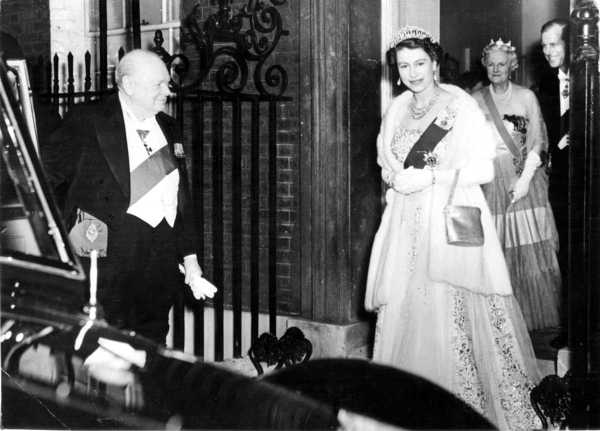 Queen Elizabeth II and the Duke of Edinburgh depart after a dinner party given by Winston and Clementine Churchill at Downing Street in London on April 4, 1955 (Album/Alamy)