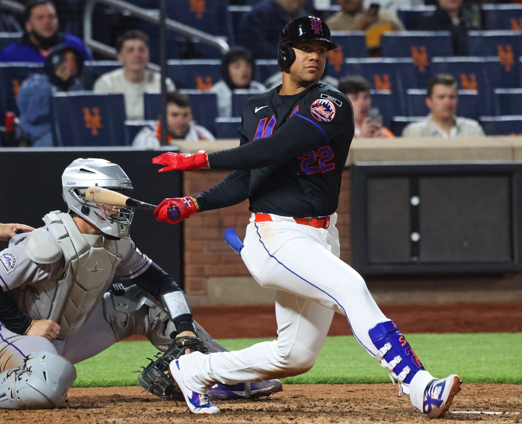 New York Mets right fielder Juan Soto (22) batting.