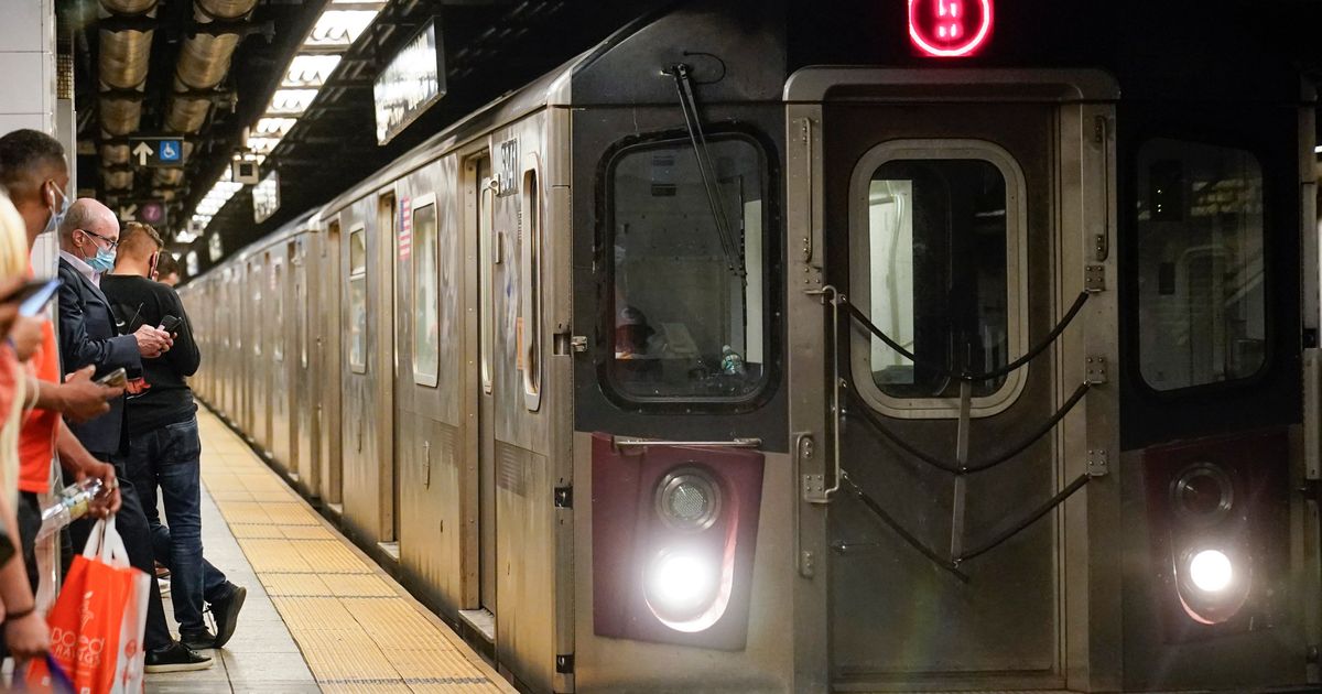 New York subway stabbings leave 3 hurt as police shoot and kill knife-wielding man, officials say :: WRAL.com