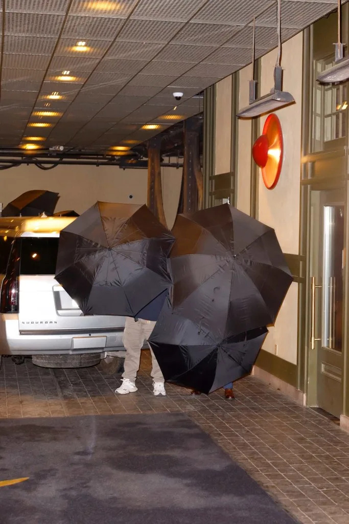 Taylor Swift gave a “generous” tip after enjoying a jazz performance alongside Travis Kelce and some friends at Casa Cipriani last Friday (seen here). BACKGRID