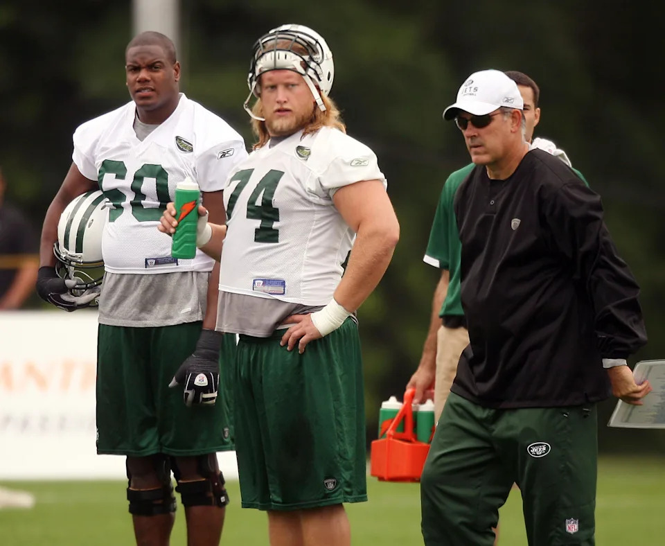 New York Jets Tackle D'Brickashaw Ferguson (L) and center Nick Mangold take a break.