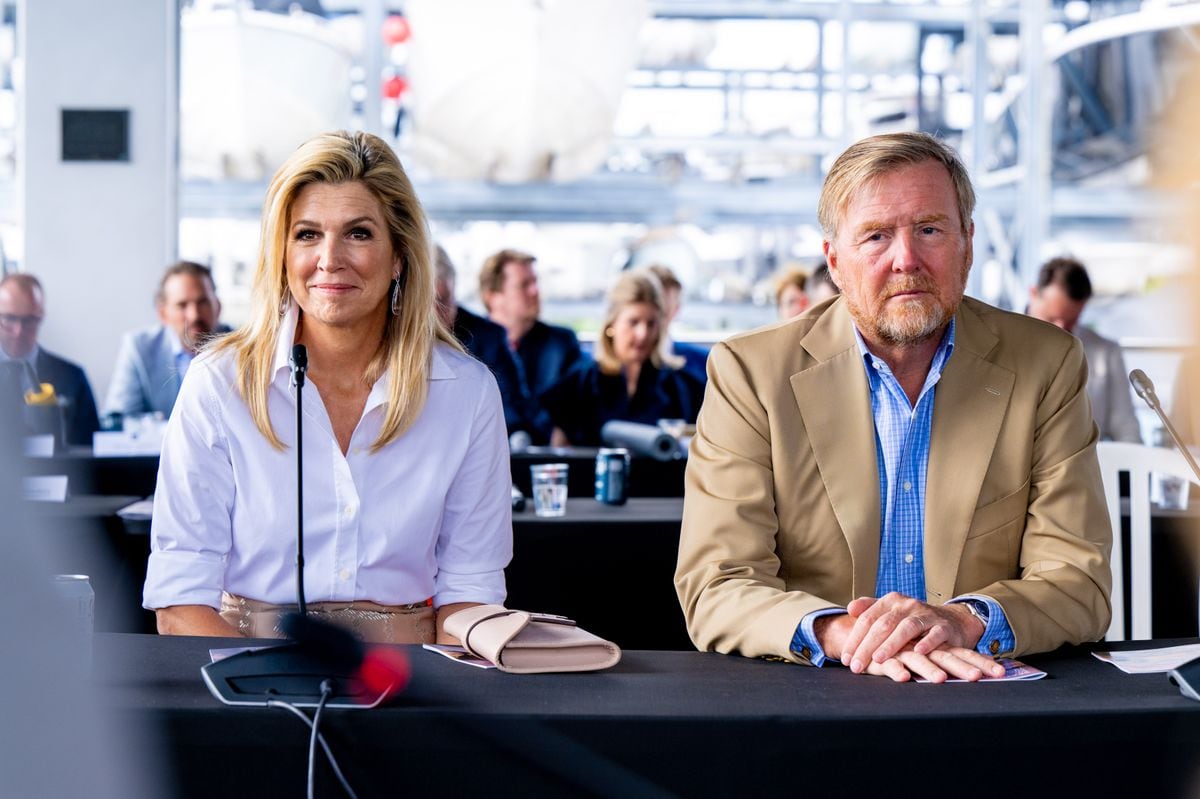Together, the couple presented a unified visual identity built on soft earth tones, which blended naturally with Miami’s marina backdrop.