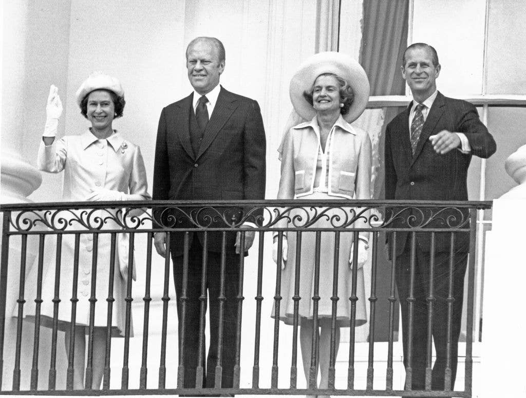 View of, center from left, British monarch Queen Elizabeth II, US President Gerald Ford (1913 - 2006), US First Lady Betty Ford (1918 - 2011), and Prince Philip, Duke of Edinburgh (1921 - 2021) during an arrival ceremony at the White House, Washington DC, July 7, 1976. The Queen was in Washington for a State Visit. (Photo by Barry A. Soorenko/CNP/Getty Images)