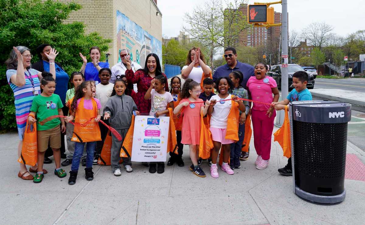 Elementary school students at P.S. 100 help bring new trash cans to Soundview – Bronx Times