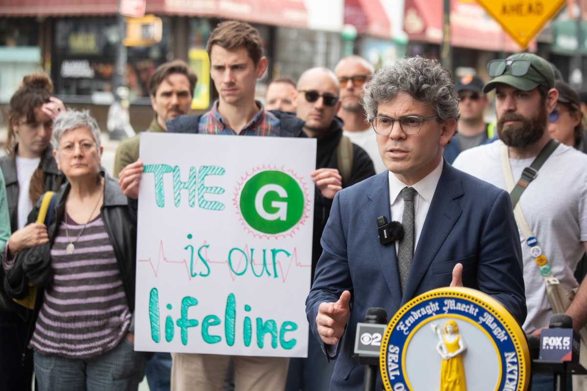 G train shutdown would ‘devastate’ small businesses in Greenpoint, locals say • Brooklyn Paper