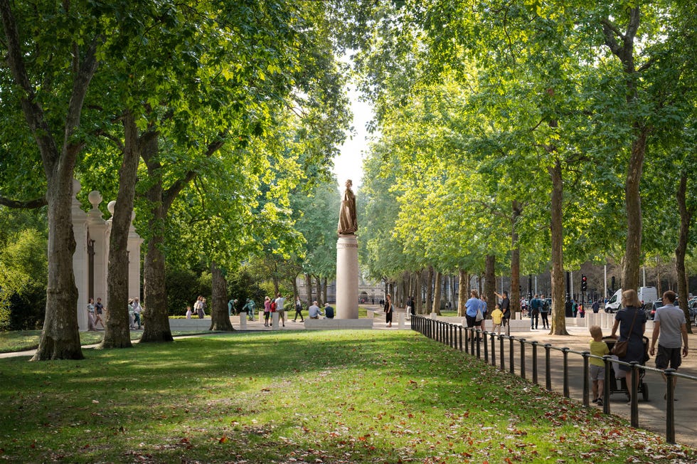 A statue of Queen Elizabeth by Martin Jennings overlooking The Mall.