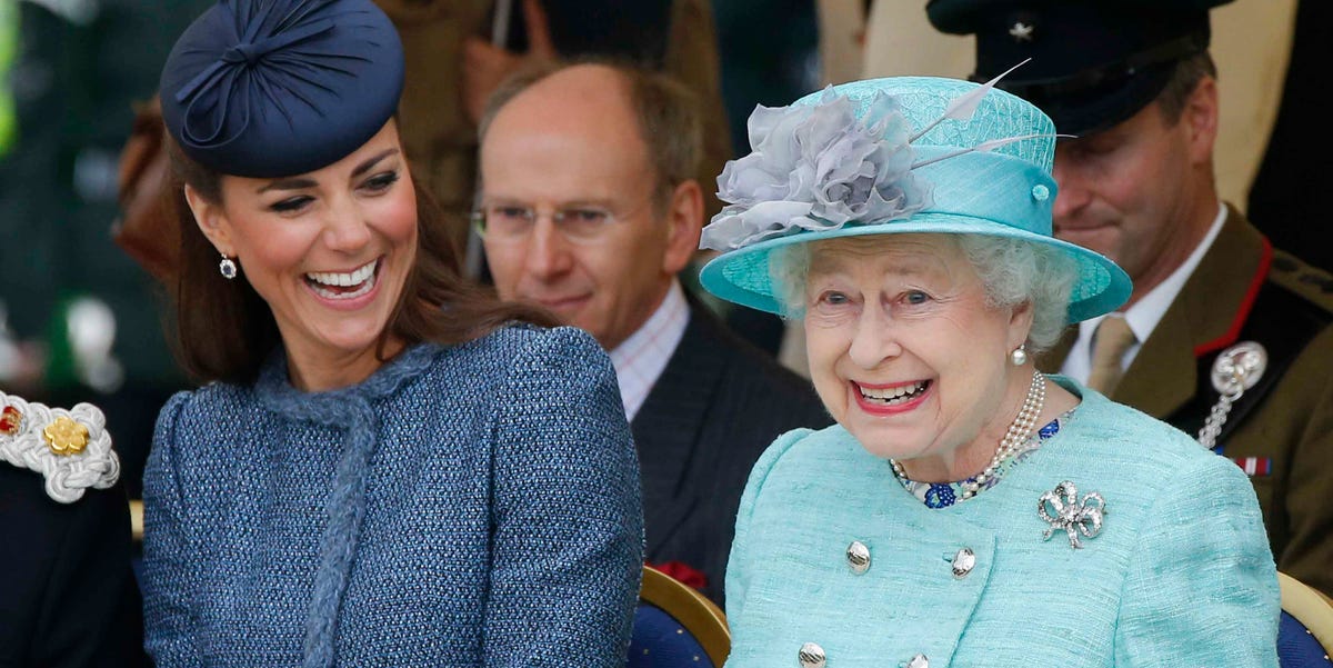 “Never seen” photo of Queen Elizabeth II’s pregnancy dress released with “rare” insight into personal wardrobe