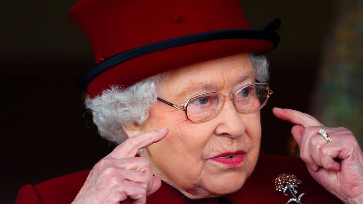 Surprising at home photo of Queen Elizabeth II stuns royal fans