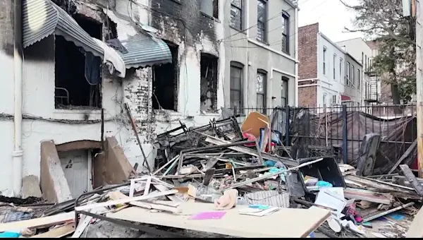 News 12 | Brooklyn | 8 people injured, residents displaced in Brownsville fire