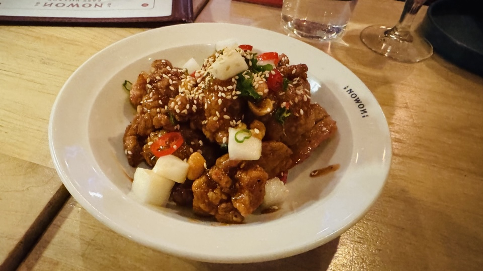 Korean-style fried chicken served at a restaurant in Manhattan, New York [MOON JUNG-HOON]