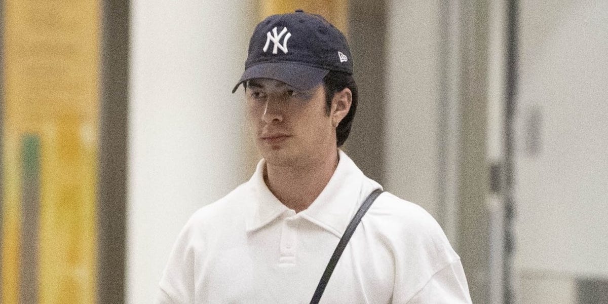 Hudson Williams’s Airport Outfit Includes a Niche NYC Accessory