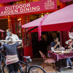 Diners sit outside a restaurant on Saturday, Oct. 3, 2020, in New York. Photo: John Minchillo/AP