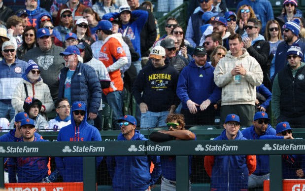 Mets players and coaches watch their final at-bat against the Cubs on Saturday, April 18, 2026, at Wrigley Field. (John J. Kim/Chicago Tribune)