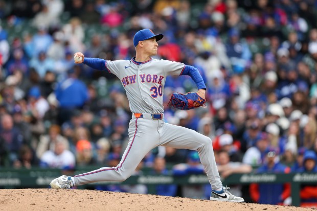Mets pitcher Luke Weaver (30) pitches during the eighth inning against the Cubs at Wrigley Field April 19, 2026, in Chicago. (Armando L. Sanchez/Chicago Tribune)
