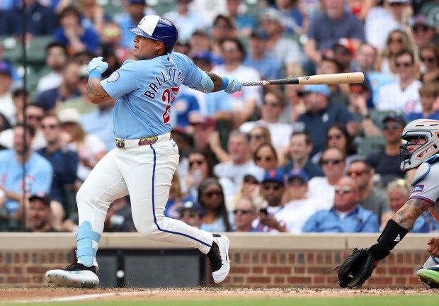 Chicago Cubs designated hitter Moisés Ballesteros (25) singles in the third inning of a game against the New York Mets at Wrigley Field in Chicago on April 17, 2026. (Chris Sweda/Chicago Tribune)