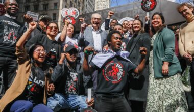 Schumer Thanks Mamdani as Deliverista Hub Finally Opens