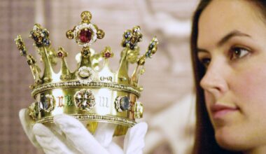 Queen Elizabeth II’s official biographer named – The Irish News