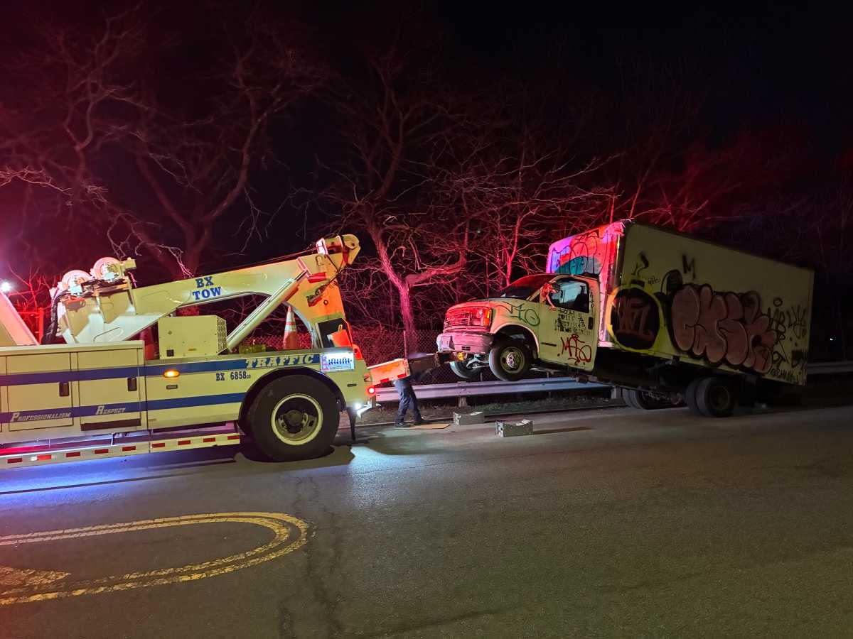 Tow operation clears illegally parked trucks from Throgs Neck Expressway service road – Bronx Times
