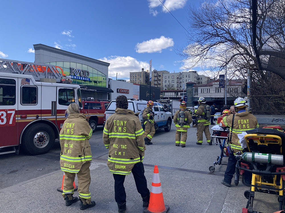 Kingsbridge: Gas Rupture Sealed on 231st Street but Ruins Tuesday Lunch Trade for Small Businesses