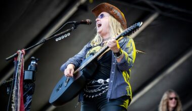 Melissa Etheridge performs