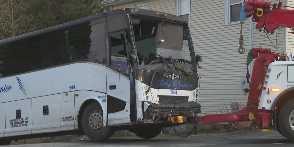 5 injured in tour bus crash in Lake George