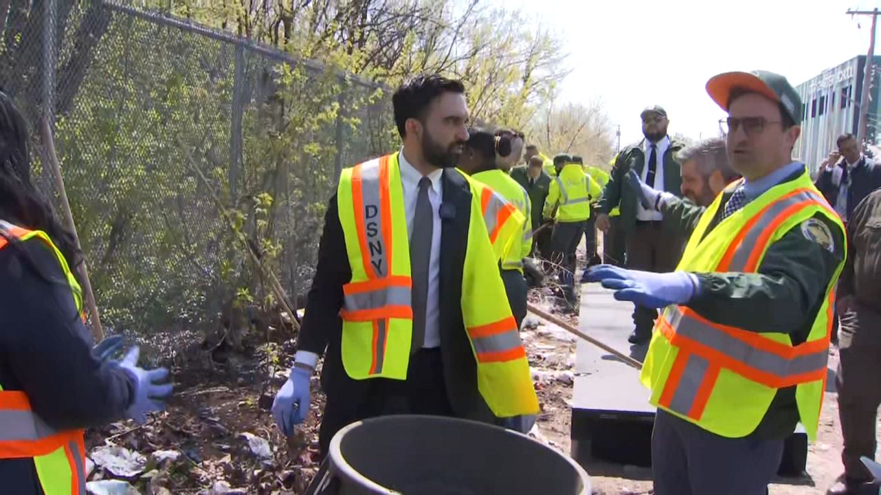 Mamdani cleans up trash in the Bronx on his 100th day