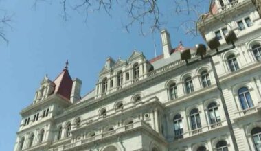 New York lawmakers pass budget extender as deadline passes