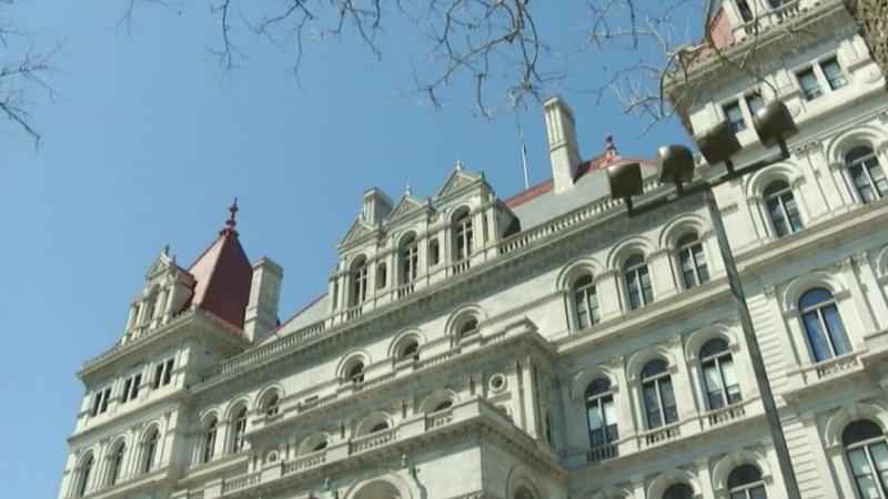 New York lawmakers pass budget extender as deadline passes