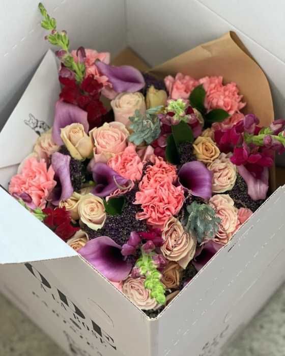 Arrangement from Ode a La Rose. Photo via Ode a La Rose. 