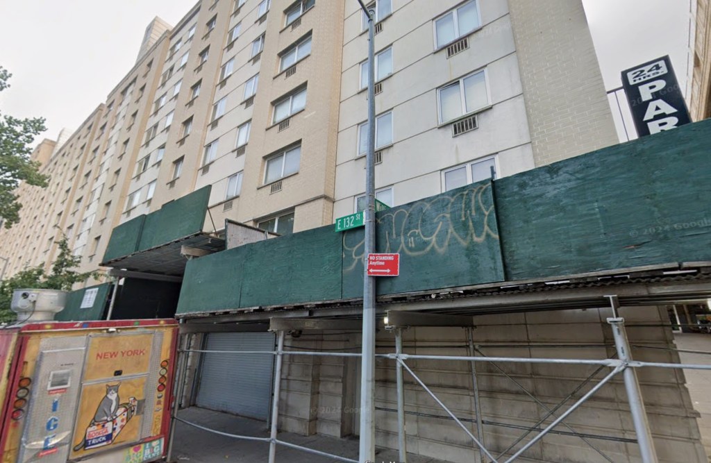 NYPD officer shoots man as cops execute search warrant in Bronx apartment