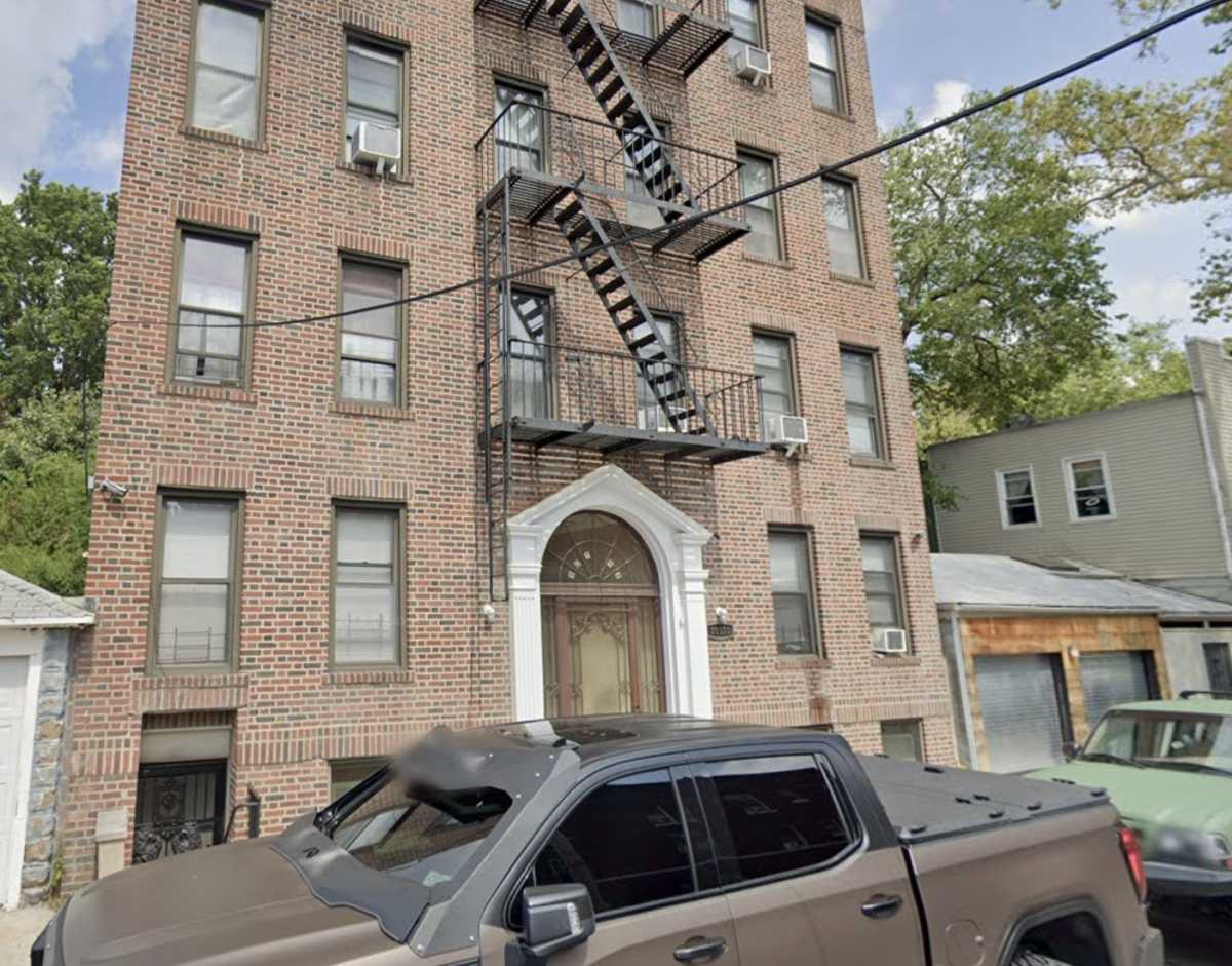 Man stabbed to death in Queens apartment, woman injured after man knocks at their door: sources