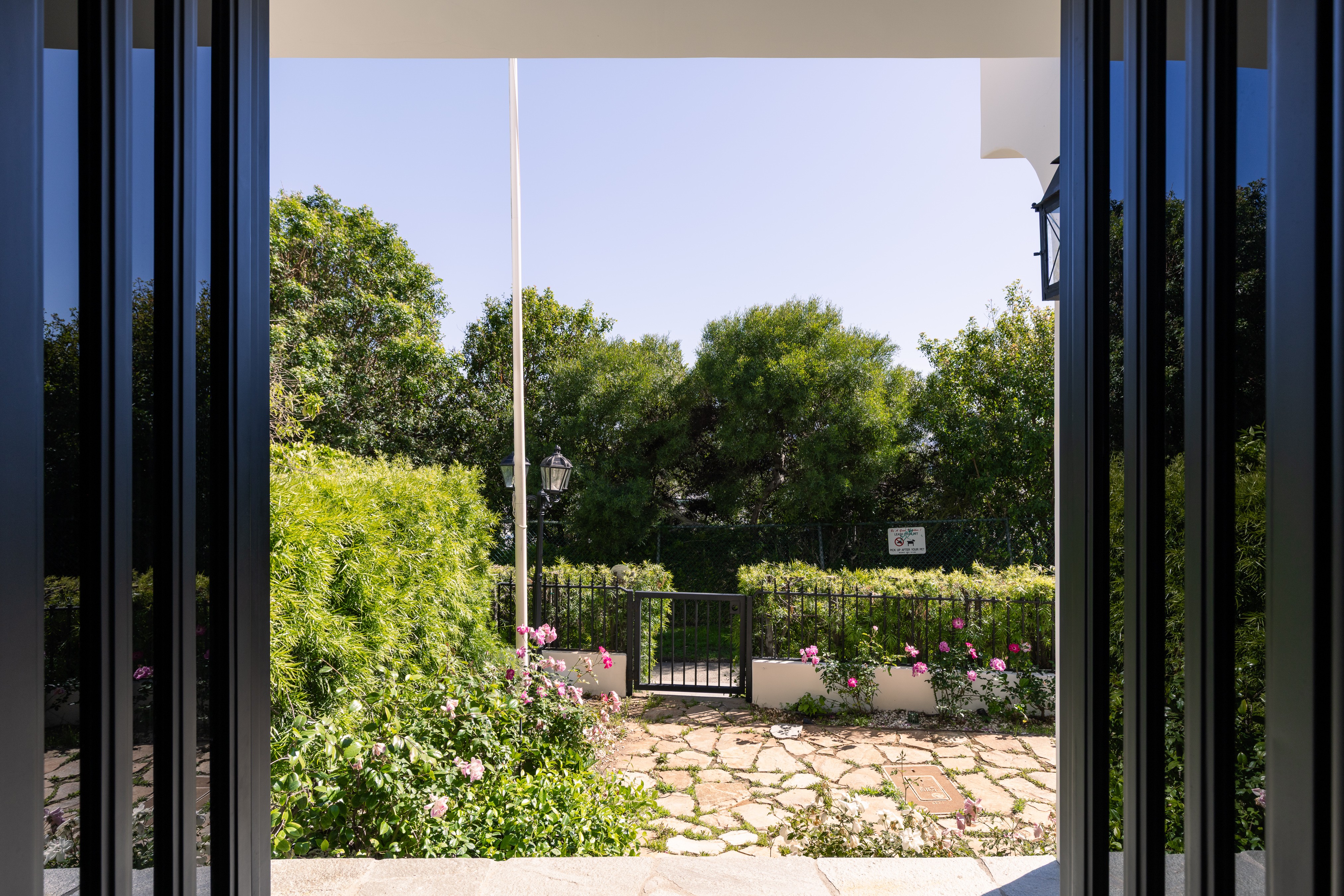 Roses frame the entry patio. (Photo by Katya Grozovskaya)