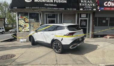 Vehicle crashes into restaurant on Victory Boulevard