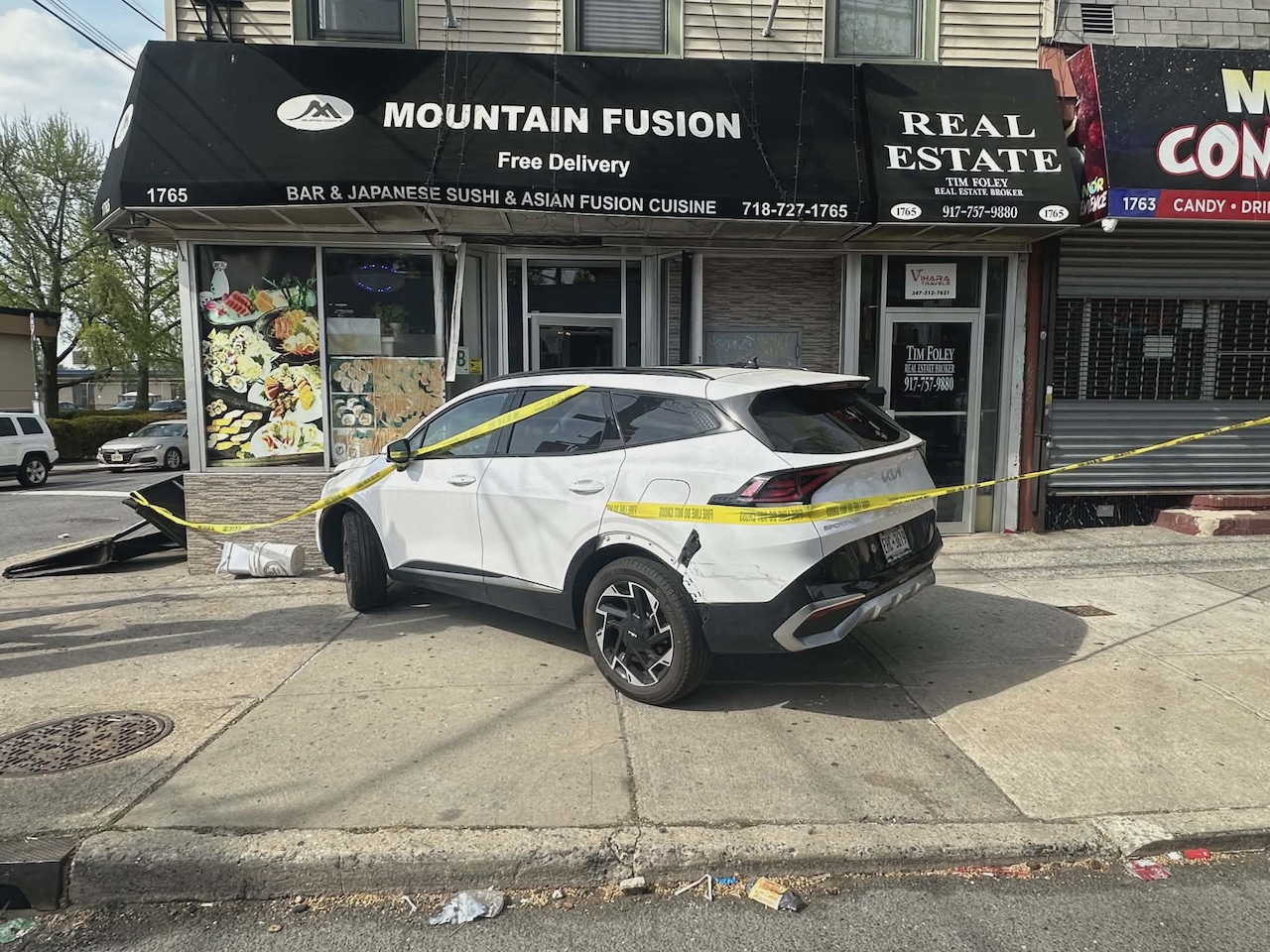 Vehicle crashes into restaurant on Victory Boulevard