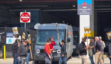 Teamsters, drivers protest at Amazon’s DBK4 facility in Maspeth over third-party delivery model – QNS