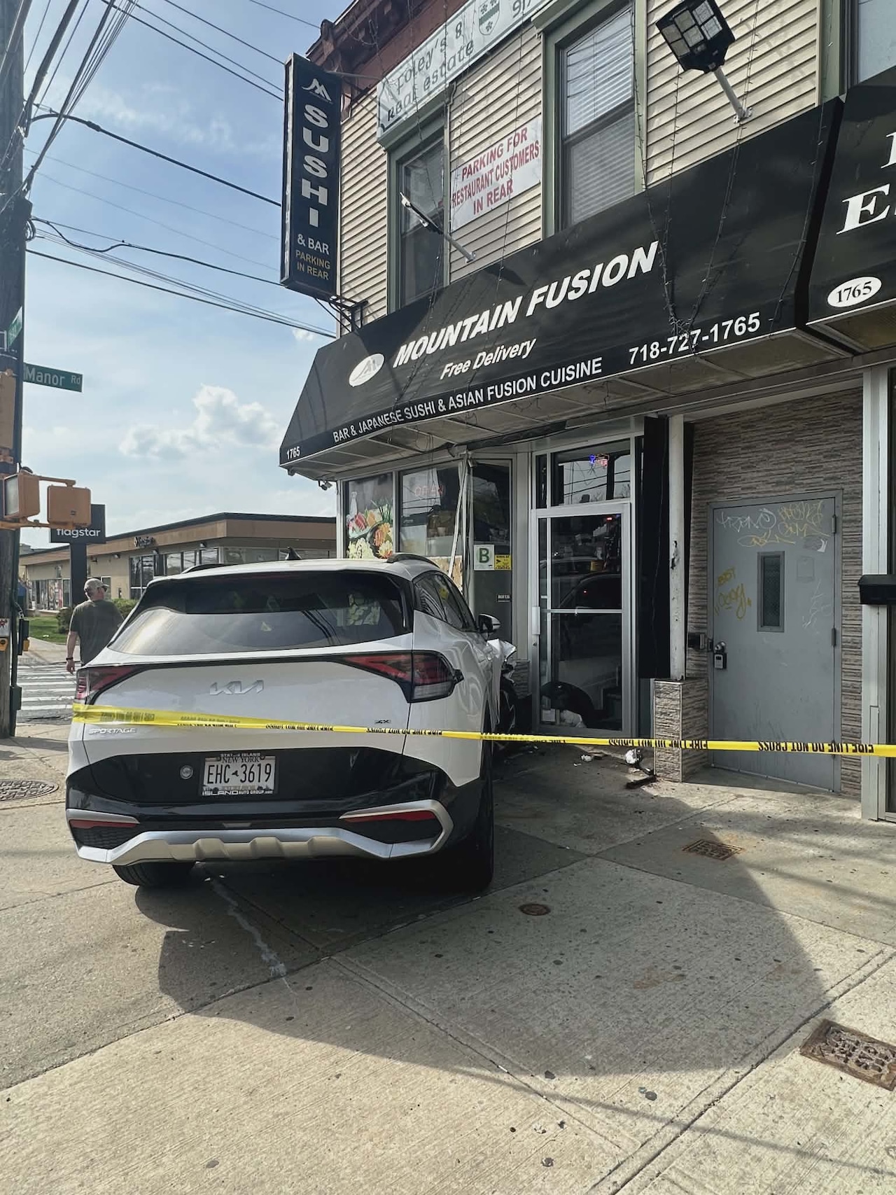 Vehicle crashes into restaurant on Victory Boulevard