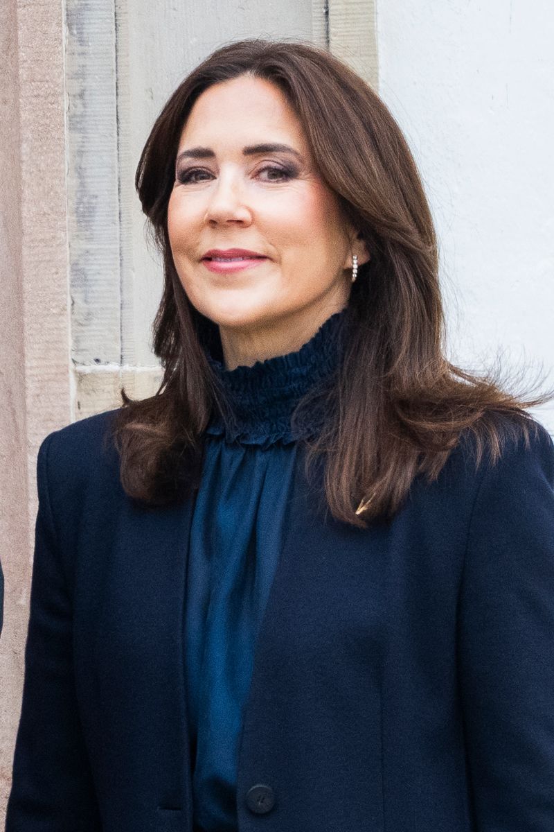 Rather than the traditional mourning black, the Queen chose a deep navy ensemble for the occasion, an intentional and nuanced decision. 