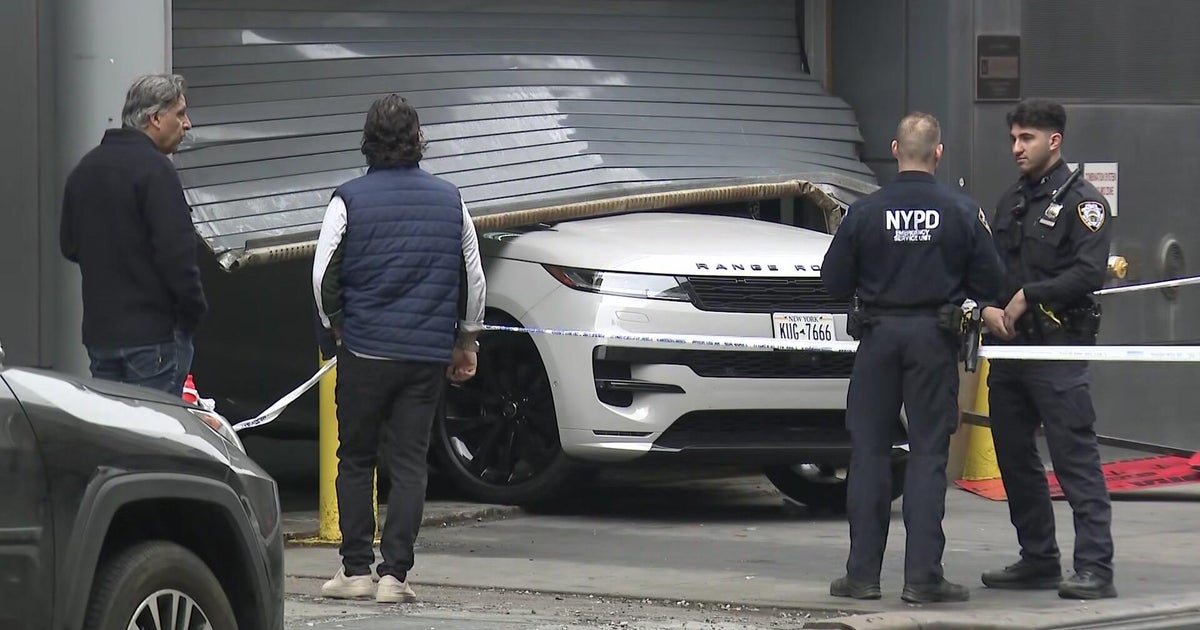 Parking garage door in NYC's Hell's Kitchen blocks men from stealing multiple luxury cars, police say